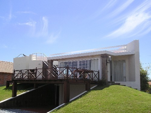 Moderna Casa en alquiler y venta, de líneas netas, en el corazón de La Barra.